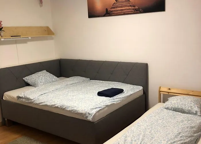 Turgenevova - Olomoucka A Parkovani Lägenhet *